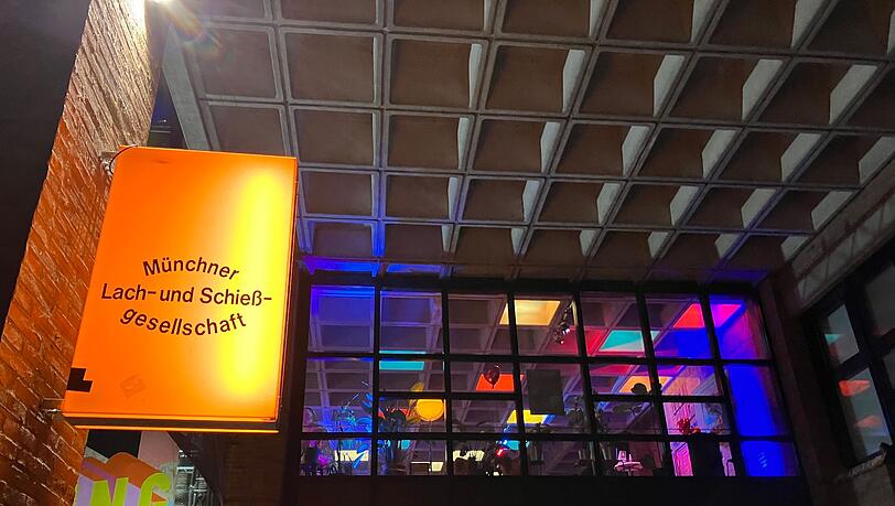 Das Schild der Lach- und Schie&szlig;gesellschaft h&auml;ngt nun auf der anderen Isar-Seite.