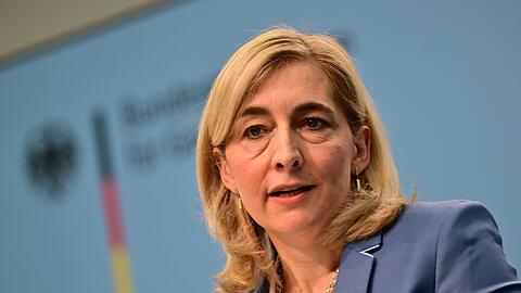 Gesundheitsministerin Warken verteidigt die geplante Anhebung der Beitragsbemessungsgrenze