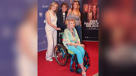 Maren Kroymann, Bettina B&ouml;ttinger, Gaby K&ouml;ster (v.) und Esther Schweins bei der Premiere von "Was haben wir gelacht" in K&ouml;ln.