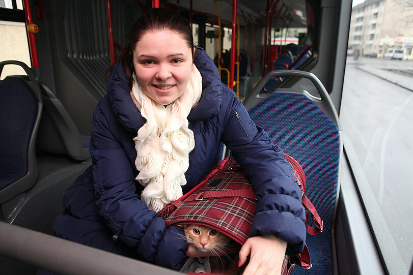 Bombenfund: Auch Oksana Mistyakova musste mit Katze Puscha raus.
