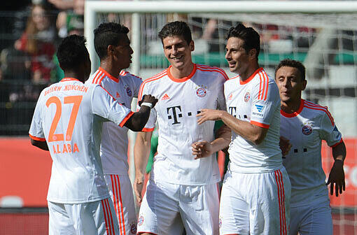 Mario Gomez (M) freut sich mit seinen Teamkollegen David Alaba (l), Luis Gustavo (2.v.l.), Claudio Pizarro (2.v.r.), Rafinha (r) über seinen Treffer zum 3:0.