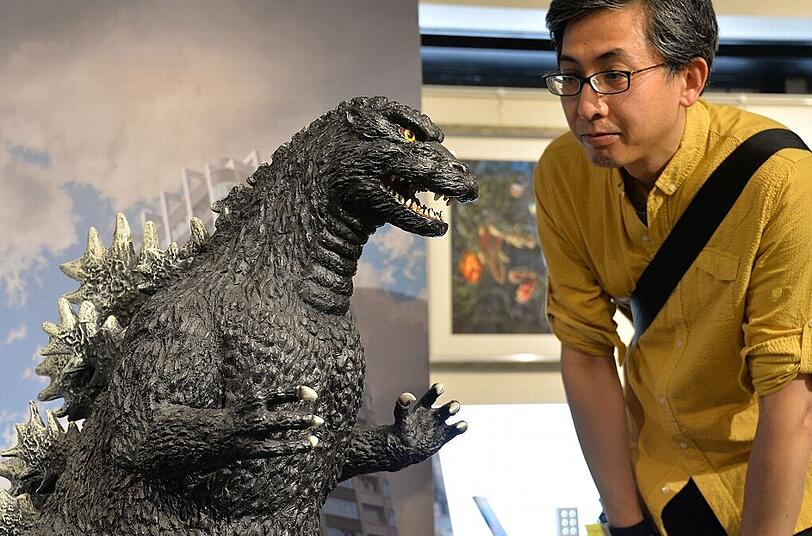 Zu dick? Ein Fan betrachtet am 2. Mai 2014 eine ein Meter große Godzilla-Statue, die Bestandteil einer Godzilla-Kunstausstellung ist.
