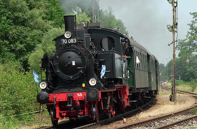 Die Dampflokomotive 70 083 dampft an Pfingsten durch München.
