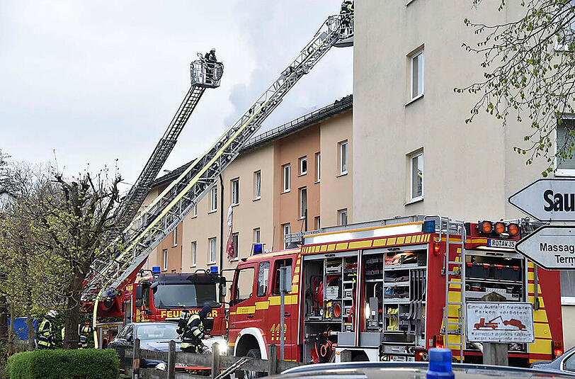 Feuer in einem Rosenheimer Mehrfamilienhaus. Die Bilder vom dramatischen Einsatz.