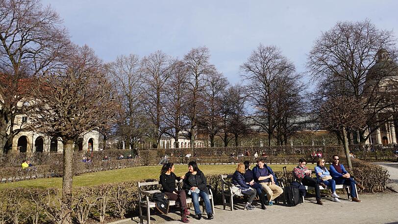 Im Biergarten am Viktualienmarkt, im Hofgarten, am Wiener Platz oder Rindermarkt, sogar auf den Treppen zur Staatskanzlei - München bietet die schönsten Ecken, um die Frühlingssonne in vollen Zügen zu genießen.
