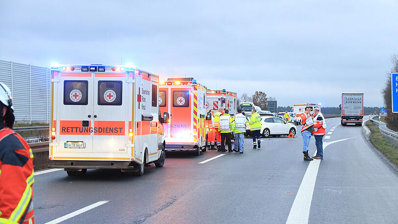 Bei der Massenkarambolage auf der A73 verletzten sich 18 Personen. Die Bilder von der Unfallstelle bei Breitengüßbach zum Durchklicken.