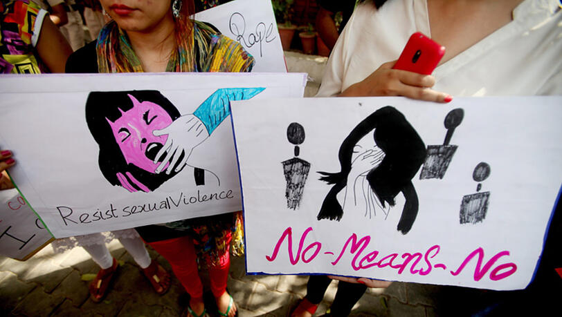 New Delhi: Teilnehmerinnen einer Protestaktion demonstrieren gegen Gewalt gegen Frauen.