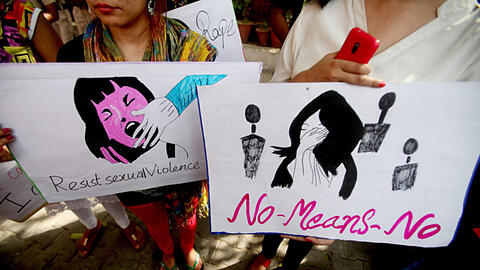New Delhi: Teilnehmerinnen einer Protestaktion demonstrieren gegen Gewalt gegen Frauen.