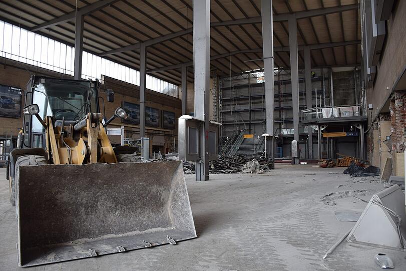 Lebensgefahr: Außer Bauarbeitern darf derzeit keiner in die Schalterhalle.