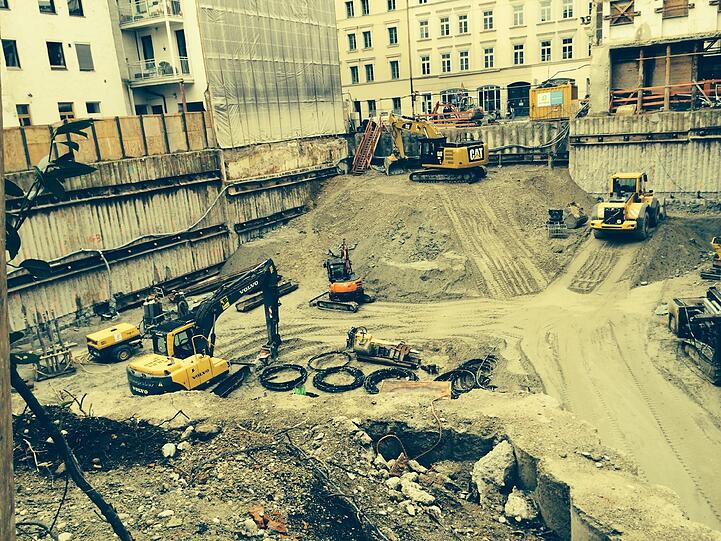 Hinterm Gärtnerplatztheater wird gegraben und gebuddelt.