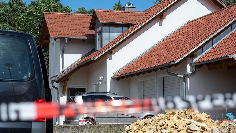 In dem Einfamilienhaus in Schwandorf sind zwei Leichen entdeckt worden.