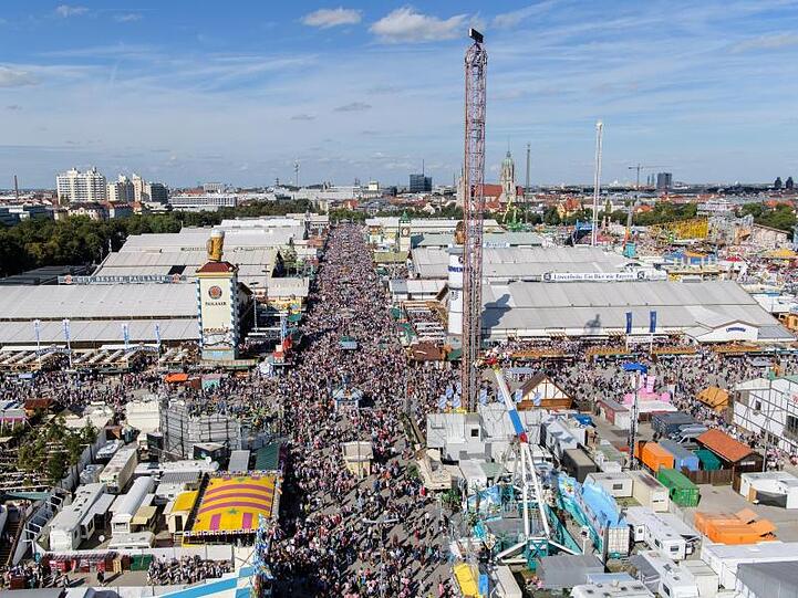 Oktoberfestbesucher drängen sich in der Wirtsbudenstraße auf dem Oktoberfest. Foto: Matthias Balk/Archivbild