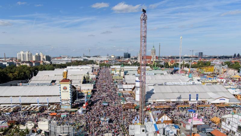 Oktoberfestbesucher drängen sich in der Wirtsbudenstraße auf dem Oktoberfest. Foto: Matthias Balk/Archivbild Oktoberfestbesucher drängen sich in der Wirtsbudenstraße auf dem Oktoberfest. Foto: Matthias Balk/Archivbild