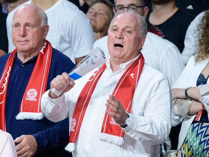 Vereinspräsident Uli Hoeneß fiebert beim Basketball-Finalspiel mit.