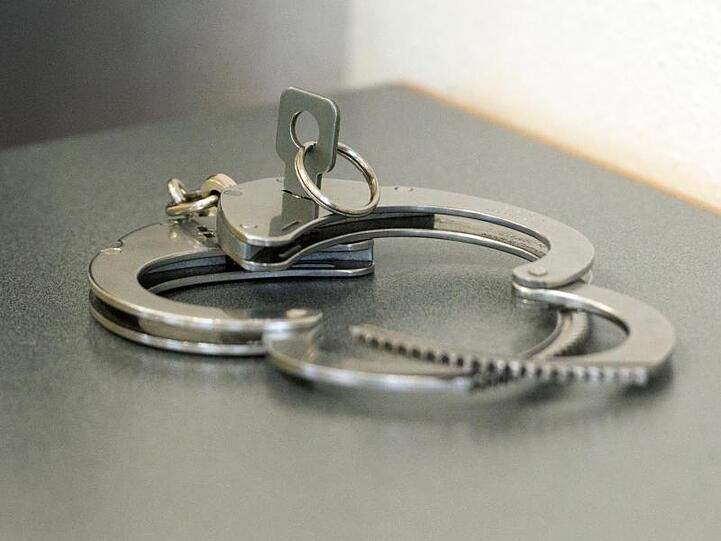 Der festgenommene 52-Jährige wird auch in Deutschland per Haftbefehl gesucht. (Symbolbild).