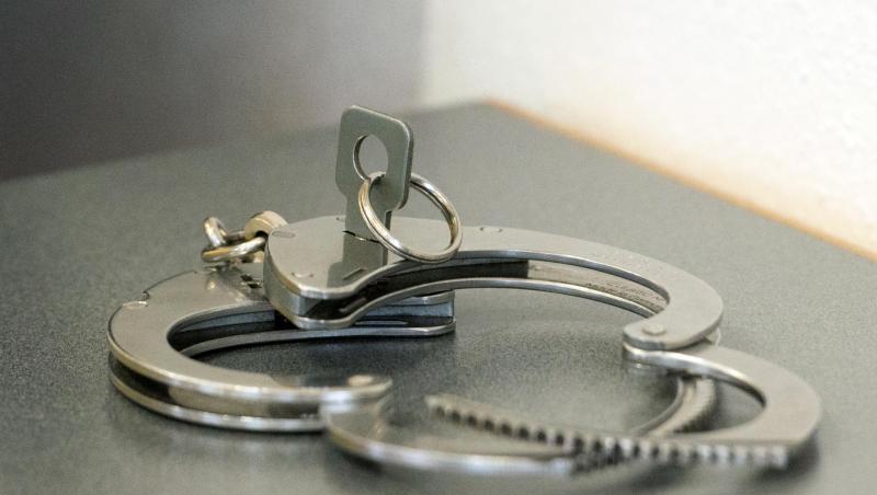 Der festgenommene 52-Jährige wird auch in Deutschland per Haftbefehl gesucht. (Symbolbild). Der festgenommene 52-Jährige wird auch in Deutschland per Haftbefehl gesucht. (Symbolbild).