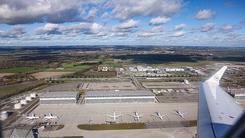 Blick aus einem startenden Flugzeug auf den Flughafen München „Franz Josef Strauß“.