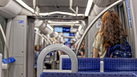Ein Mann hat in Zügen der U-Bahnlinien U3 und U6 vier Frauen sexuell belästigt. Jetzt ist ein Verdächtiger festgenommen worden. (Symbolbild)