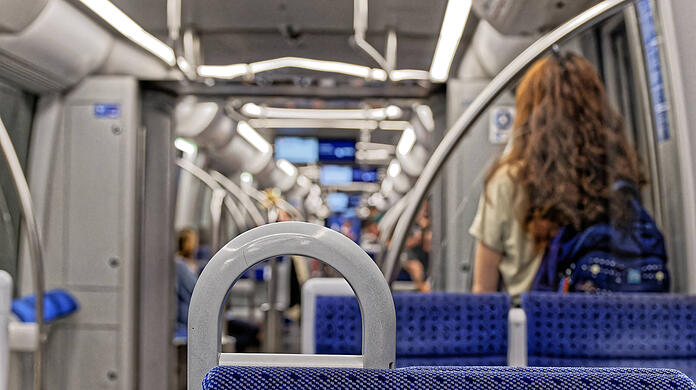 Ein Mann hat in Zügen der U-Bahnlinien U3 und U6 vier Frauen sexuell belästigt. Jetzt ist ein Verdächtiger festgenommen worden. (Symbolbild)