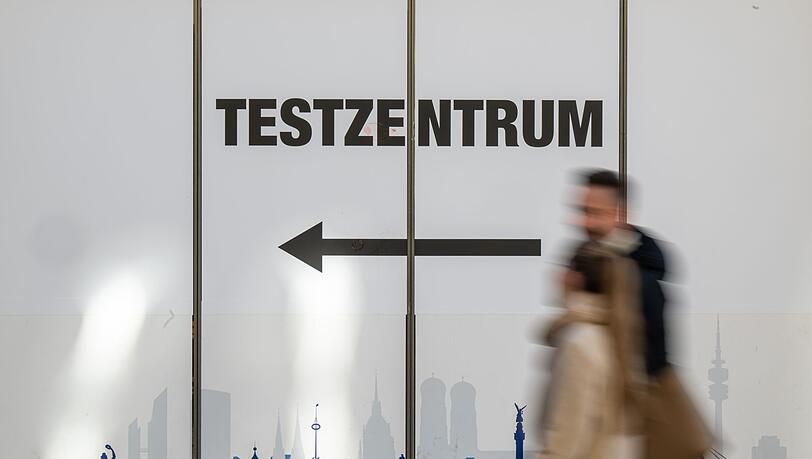 Zwei Männer sollen in Oberbayern in Corona-Testzentren Leistungen abgerechnet haben, die gar nicht erbracht worden. (Symbolbild)