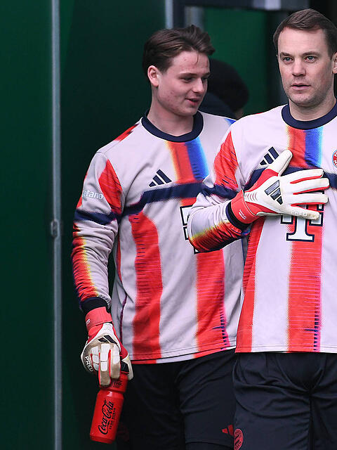 Zwei Optionen im Bayern-Tor: Manuel Neuer und Jonas Urbig (l.).