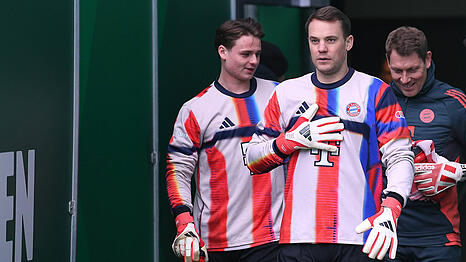 Zwei Optionen im Bayern-Tor: Manuel Neuer und Jonas Urbig (l.).