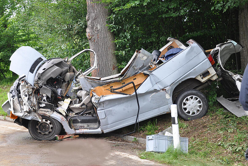 An einem Baum zerschellt ist das Unfallfahrzeug - die Bilder vom Horror-Crash in Simbach.
