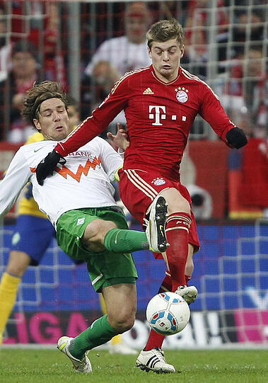 TONI KROOS: Den Anflug einer Grippe hatte er besiegt, nun war Werder dran. Verteilte die Bälle schnell und geschickt, das Publikum raunte, wenn seine Pässe flach über den Rasen zischten. Hielt durch. Note 3