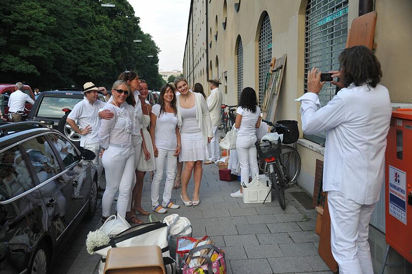 Feiner Flashmob: Rund 500 weiß gekleidete Menschen haben sich am Donnerstagabend am Münchner Odeonsplatz spontan zu einem Abendessen unter freiem Himmel getroffen - Sehen Sie hier die besten Bilder...