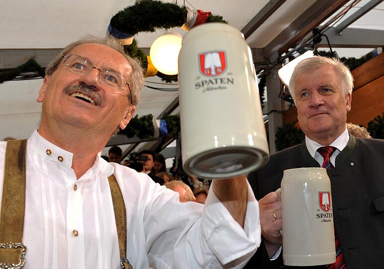 SEEHOFERS JA-AUFTRITT: Horst Seehofer sorgt am ersten Wiesn-Tag für Verwirrung. Auf die Fragen eines BR-Reporters beim Anstich antwortet er viermal knapp mit "Ja". Diese Einsilbigkeit sorgt bei der Opposition für Spott.