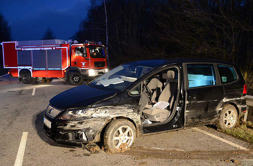 Bilder vom Verkehrsunfall bei Vilsbiburg: Der Mann fuhr mit seinem Auto in eine Leitplanke und wurde in seinem Wagen eingeklemmt.