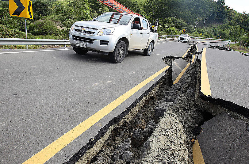 Eine beschädigte Straße in Punto Palmar. Die Opferzahl nach dem Beben in Ecuador steigt weiter. Foto: Jose Jacome