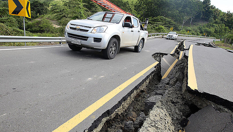 Eine beschädigte Straße in Punto Palmar. Die Opferzahl nach dem Beben in Ecuador steigt weiter. Foto: Jose Jacome Eine beschädigte Straße in Punto Palmar. Die Opferzahl nach dem Beben in Ecuador steigt weiter. Foto: Jose Jacome