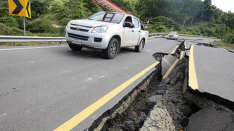 Eine beschädigte Straße in Punto Palmar. Die Opferzahl nach dem Beben in Ecuador steigt weiter. Foto: Jose Jacome