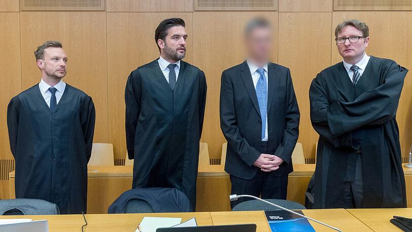 Der Frauenarzt (2.v.r.) mit Anwälten im Gericht.
