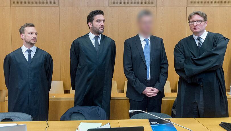 Der Frauenarzt (2.v.r.) mit Anwälten im Gericht. Der Frauenarzt (2.v.r.) mit Anwälten im Gericht.