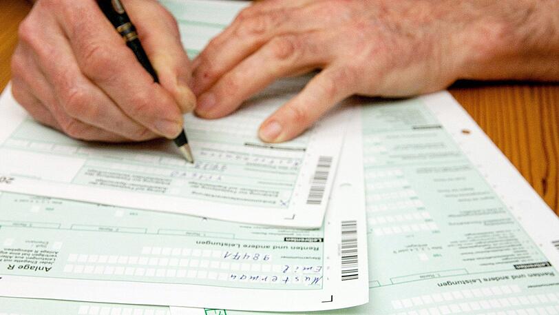 Sie bleibt auch nach dem Arbeitsleben als lästige Pflicht erhalten: die Steuererklärung.