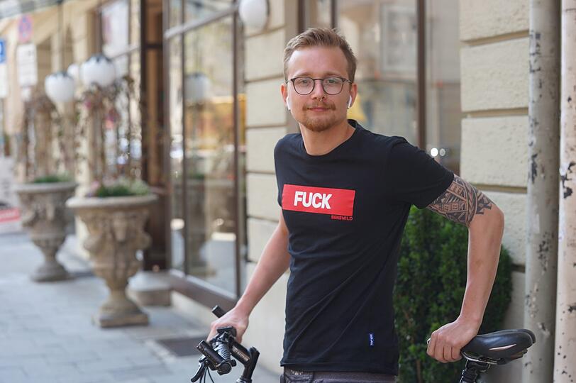 Florian Lintinger (26), Koch: "Ich will mit meinen besten Freunden einen trinken gehen im Café Nil in der Hans-Sachs-Straße. Außerdem will ich dann eine Grillparty schmeißen und nie wieder in einen Webcamchat eintreten. Und ich will zu meinen Großeltern fahren und selbstgemachte Dampfnudeln mit Vanillesoße mit ihnen essen. Gelernt haben könnte man aus der Corona-Krise, mal zur Ruhe zu kommen und nicht mehr dauernd unter Strom zu stehen. Man wird wohl Freundschaften noch mehr zu schätzen wissen und wirklich erkannt haben, dass nichts selbstverständlich ist."