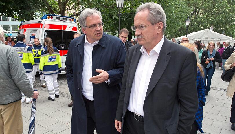 Der Regierungspräsident von Oberbayern, Christoph Hillenbrand (l) und der Oberbürgermeister von München, Christian Ude (SPD), unterhalten sich am 27.06.2013 vor dem Zeltlager auf dem Rindermarkt.