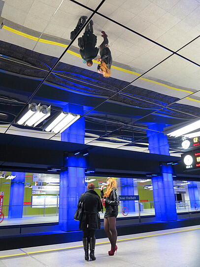 Knallige Farben, Lichtkunst und Spiegelungen: Die U-Bahnstatuion Münchner Freiheit bietet viele tolle Fotomotive. AZ-Leser Djoprdje Matkovic hat sie eingefangen.