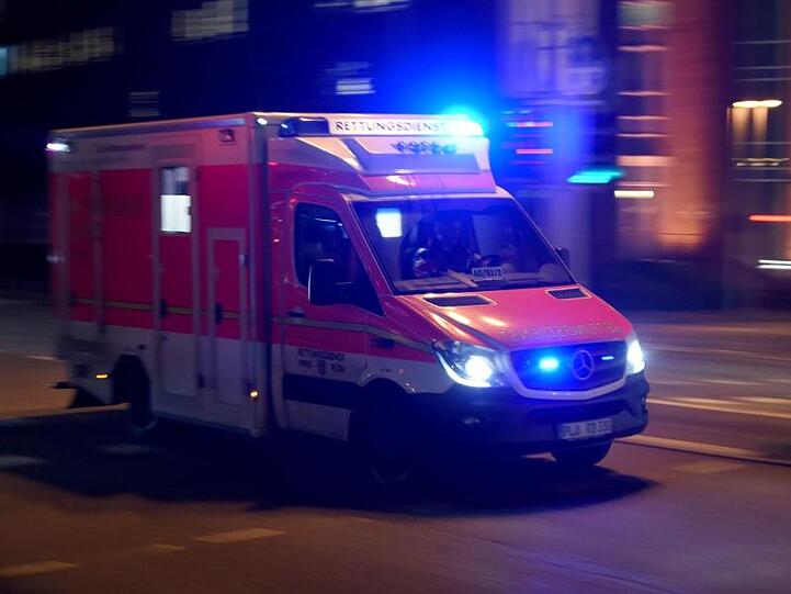 Ein Rettungswagen fährt mit eingeschaltetem Blaulicht über eine Straße. Foto: Carsten Rehder/Archivbild