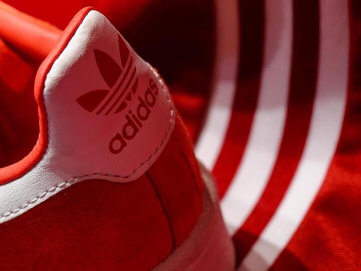 Ein Schuh des Sportartikelherstellers adidas wird am Rande der Hauptversammlung ausgestellt.