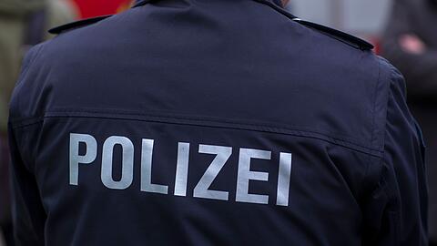 Bei einem Einsatz ist eine Frau in Giesing kollabiert und musste in die die Psychiatrie und später auf die Intensivstation gebracht werden. (Symbolbild)