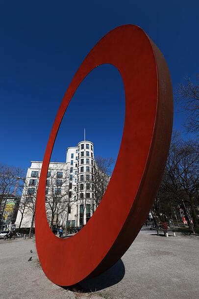 40 Tonnen schwer: "Der Ring" (von 1996) vor dem The Charles Hotel. 40 Tonnen schwer: "Der Ring" (von 1996) vor dem The Charles Hotel.