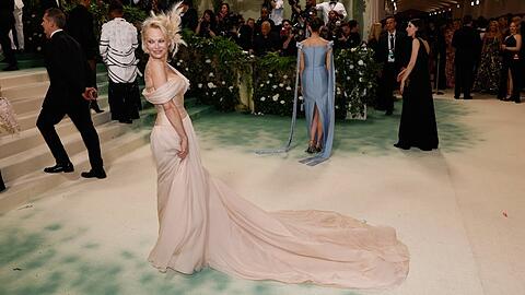Pamela Anderson feierte am 6. Mai 2024 ihre Premiere bei der Met Gala. Dazu kam sie in Oscar de la Renta und mit Make-up.