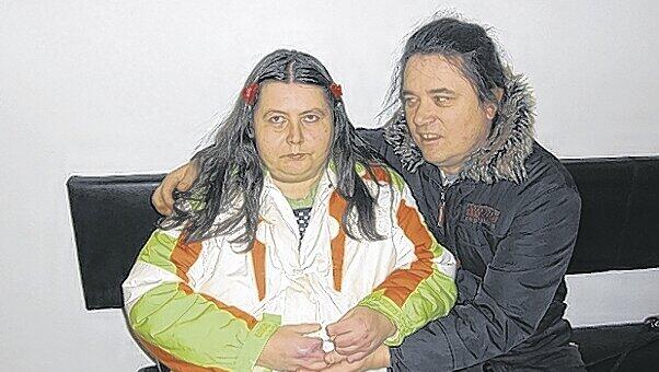 Trost im Gerichtsflur: Ulrich Grüner hält nach der Verhandlung die Hand seiner Freundin Christine Hornsteiner. Trost im Gerichtsflur: Ulrich Grüner hält nach der Verhandlung die Hand seiner Freundin Christine Hornsteiner.