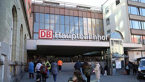 Der Unbekannte hielt sich am Montag gegen 22.30 Uhr im S-Bahnbereich des M&uuml;nchner Hauptbahnhofs auf. (Archivbild)