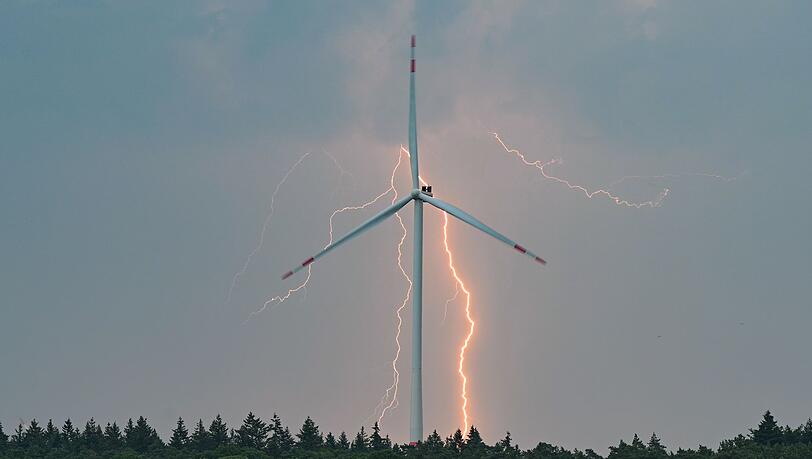 Gewitter treten in den kommenden Tagen in Deutschland immer wieder mal auf. (Archivbild)