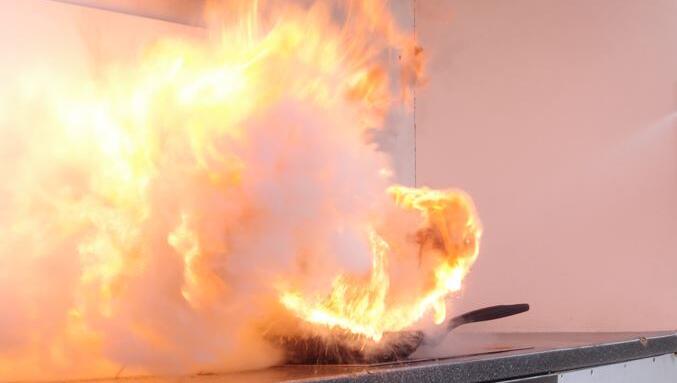 Eine Pfanne mit Öl gerät auf einem Herd in Brand. (Symbolbild)