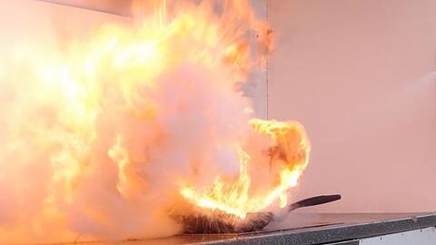 Eine Pfanne mit Öl gerät auf einem Herd in Brand. (Symbolbild)